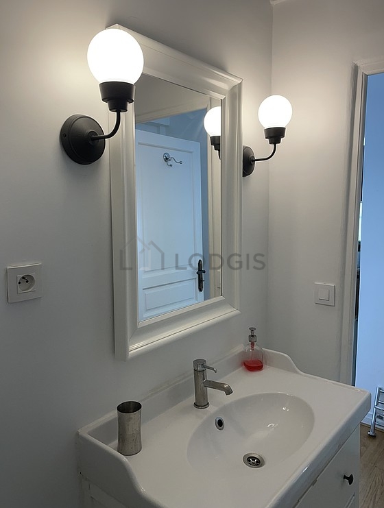 Salle de bain équipée de douche séparée, radiateur sèche-serviettes