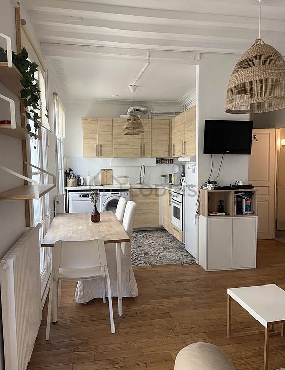 Salon avec du parquet au sol