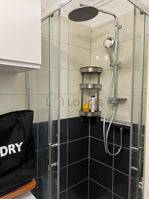 Salle de bain équipée de lave linge, sèche linge, etagère