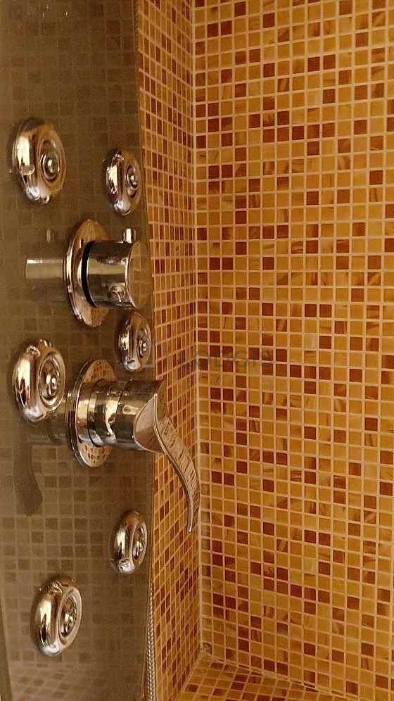 Agréable salle de bain très claire avec du carrelage au sol