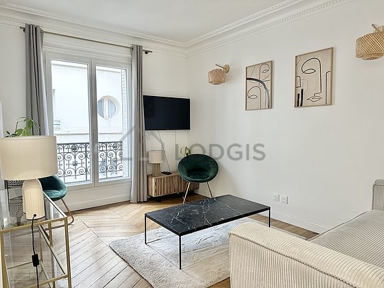 Séjour très calme équipé de 1 canapé(s) lit(s) de 140cm, télé, 1 fauteuil(s), 1 chaise(s)