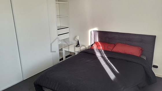 Chambre avec du carrelage au sol