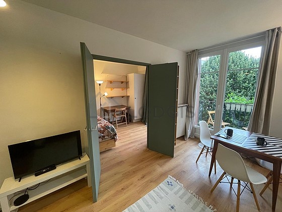 Séjour avec fenêtres double vitrage