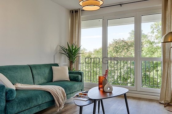Séjour équipé de chaine hifi, 1 chaise(s)