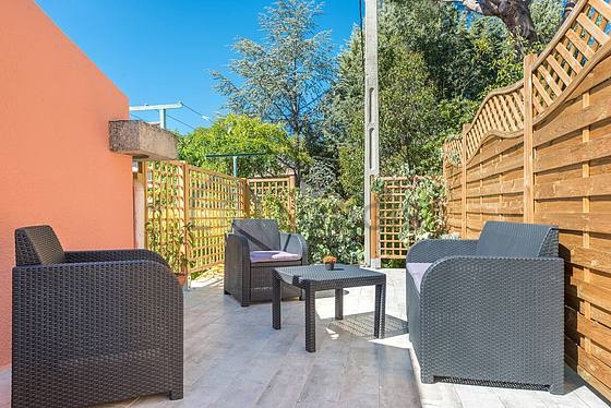 Terrasse équipée de table à manger, 1 chaise(s)