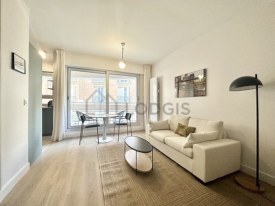 Living room furnished with 3 chair(s)