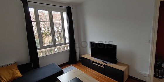 Very quiet living room furnished with tv