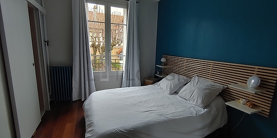 Chambre très lumineuse équipée de placard, table de chevet