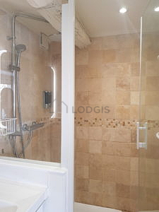 Bathroom equipped with bath towels