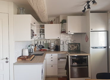 Cuisine équipée de hotte, vaisselle
