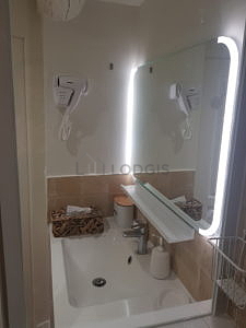 Agréable salle de bain très claire avec du carrelage au sol