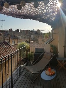 Terrasse très calme et très lumineuse avec du parquet au sol