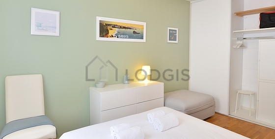 Bedroom equipped with fan, 1 chair(s)