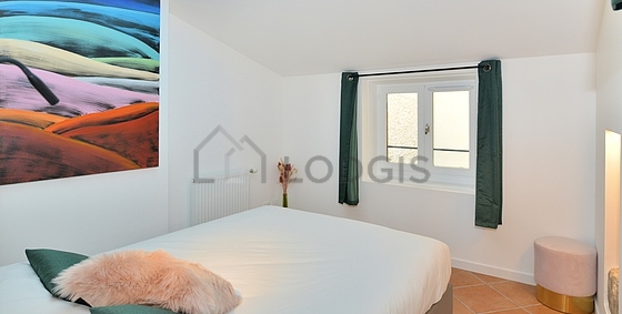 Chambre avec du carrelage au sol