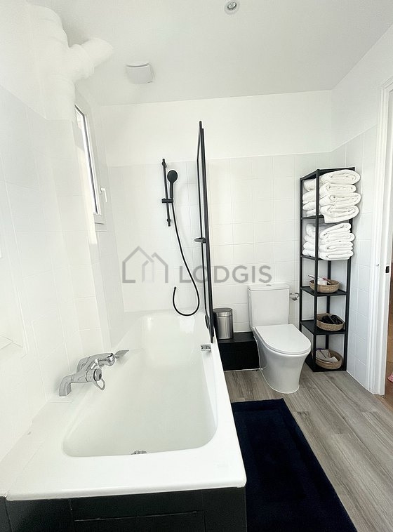 Bathroom equipped with bath towels