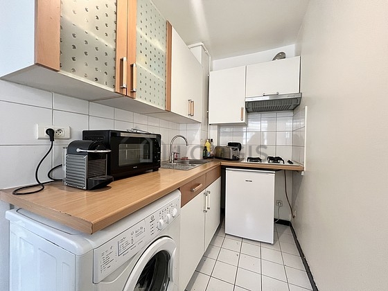 Cuisine équipée de lave linge, réfrigerateur, freezer, hotte