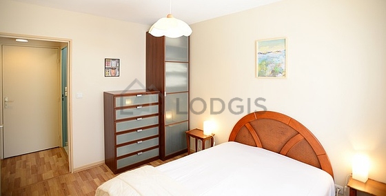 Chambre avec fenêtres double vitrage