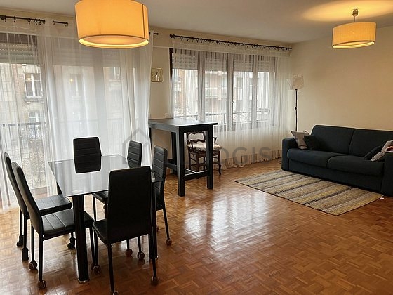 Séjour équipé de canapé, table basse, commode, 1 chaise(s)