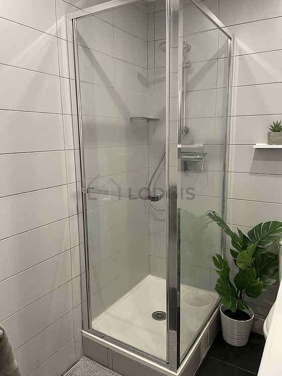 Salle de bain équipée de serviettes de bain