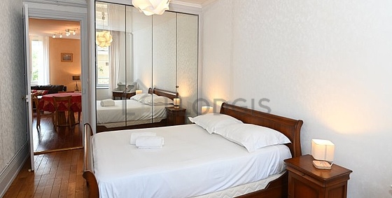 Chambre avec fenêtres double vitrage