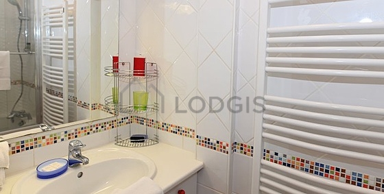Salle de bain équipée de lave linge, douche séparée, sèche cheveux