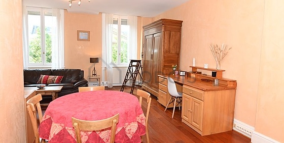 Salon avec du parquet au sol