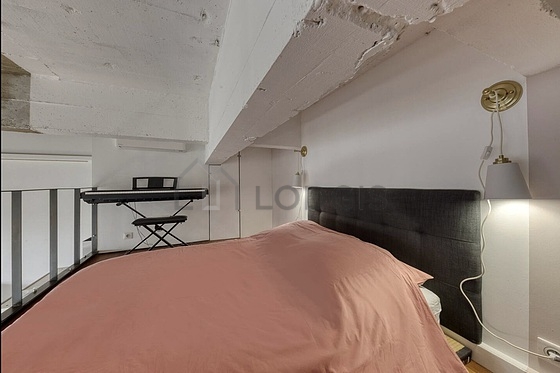 Chambre avec du parquet au sol