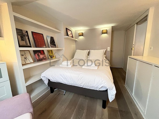 Chambre avec du parquet au sol