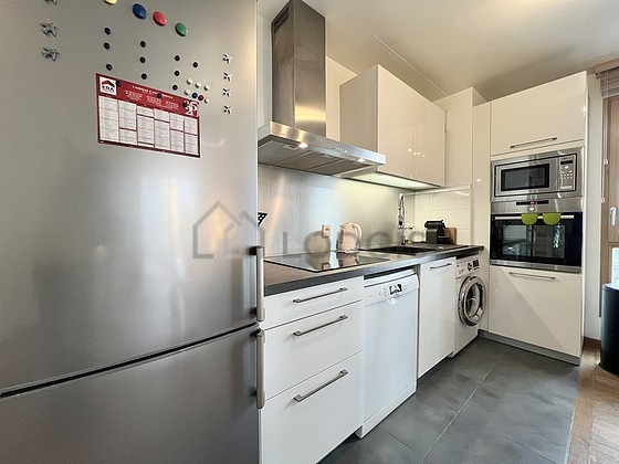 Cuisine équipée de lave linge, réfrigerateur, hotte, vaisselle