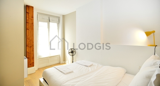 Chambre avec du parquet au sol