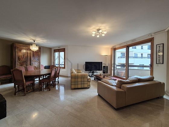 Living room furnished with air conditioning, tv, 1 armchair(s), 1 chair(s)