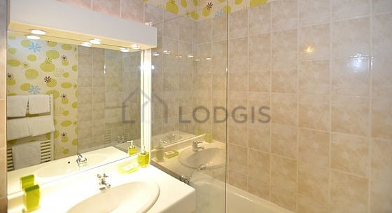 Bathroom equipped with bath towels