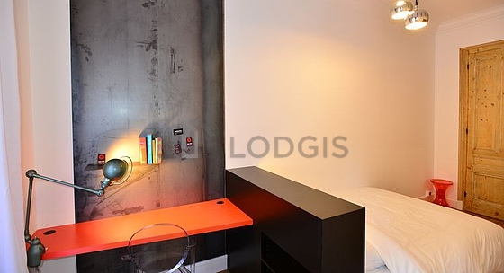 Bedroom equipped with desk, wardrobe, 1 chair(s)