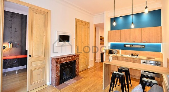 Kitchenopens on the living room
