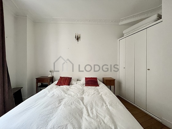 Chambre avec du parquet au sol
