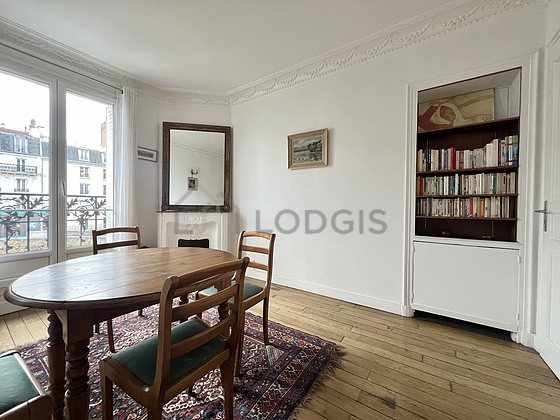 Salle à manger avec fenêtres double vitrage