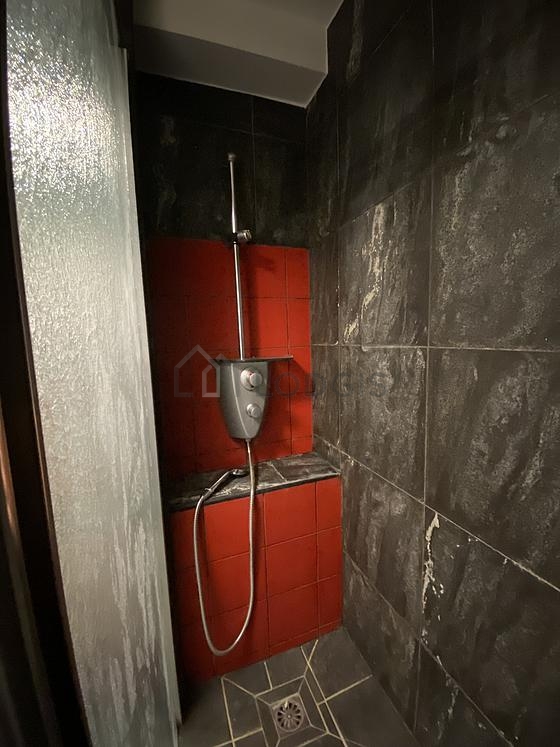 Pleasant and very bright bathroom with tile floor