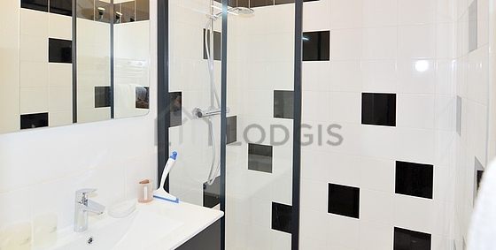 Salle de bain équipée de lave linge, serviettes de bain