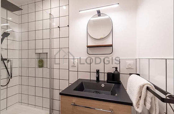 Agréable salle de bain très claire avec du carrelage au sol