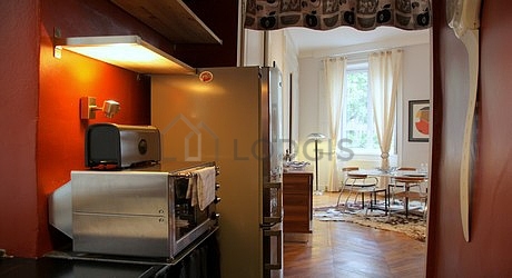 Cuisine équipée de lave linge, réfrigerateur, freezer, hotte