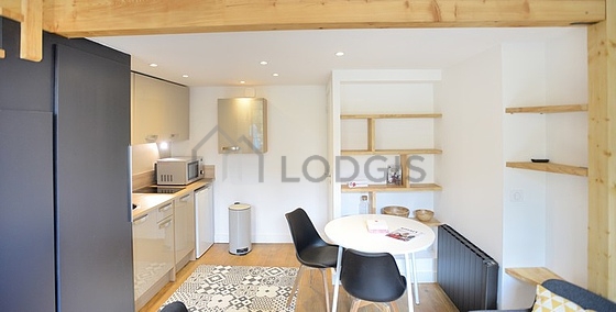 Cuisine équipée de lave vaisselle, plaques de cuisson, réfrigerateur, vaisselle