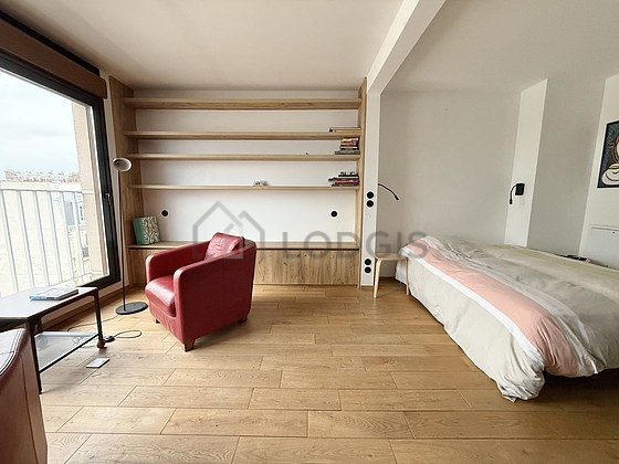 Chambre lumineuse équipée de 1 fauteuil(s), 1 chaise(s)