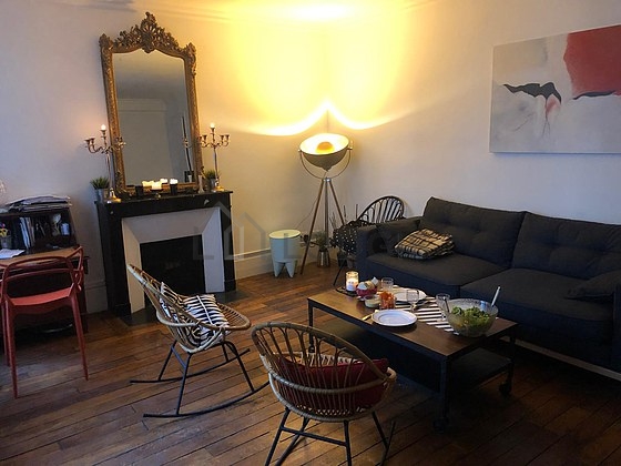 Very quiet living room furnished with 1 armchair(s), 1 chair(s)