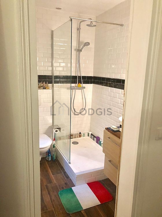 Agréable salle de bain très claire avec du carrelage au sol
