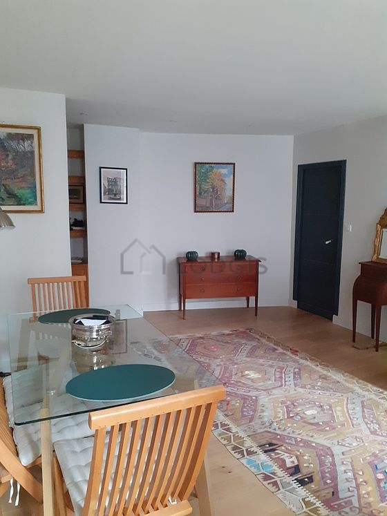 Salon avec du parquet au sol