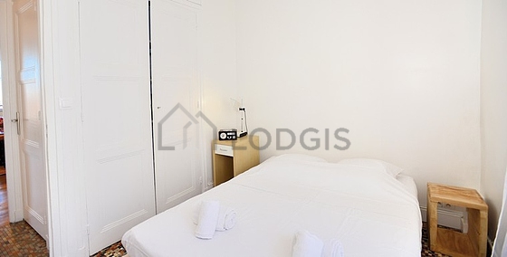 Chambre avec fenêtres