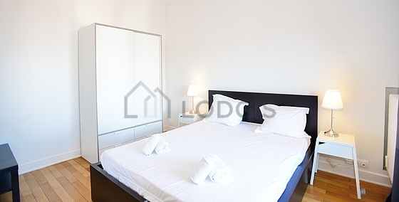 Chambre avec du parquet au sol