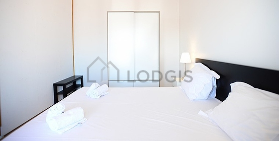 Chambre avec fenêtres double vitrage
