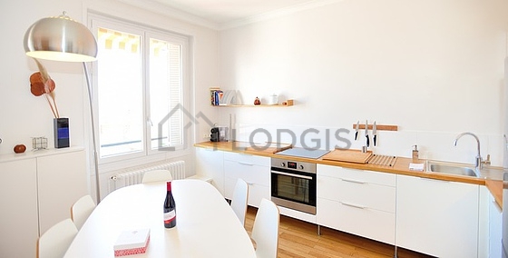 Cuisine équipée de lave vaisselle, plaques de cuisson, réfrigerateur, hotte