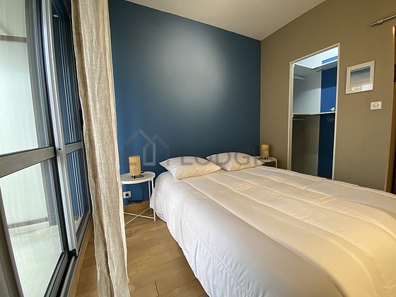 Chambre avec fenêtres double vitrage donnant sur rue